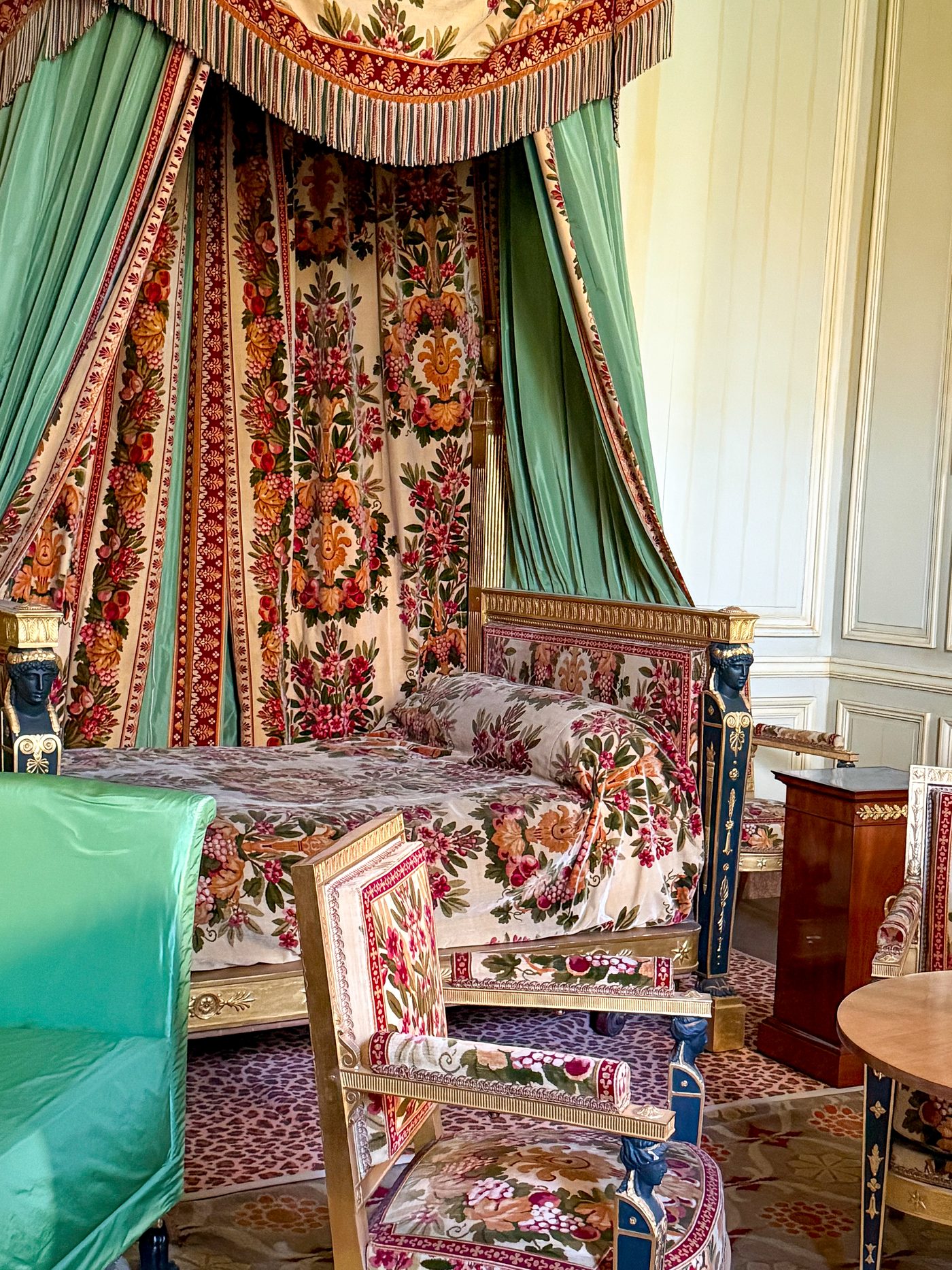 Chambre avec lit à baldaquin