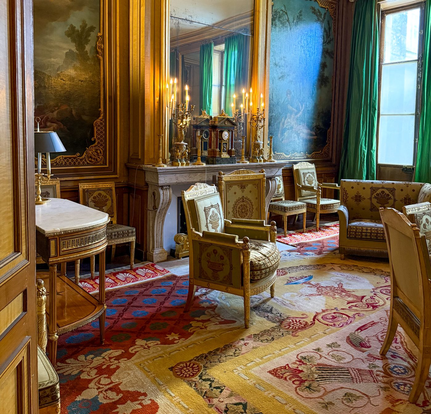 Salon doré avec rideaux verts