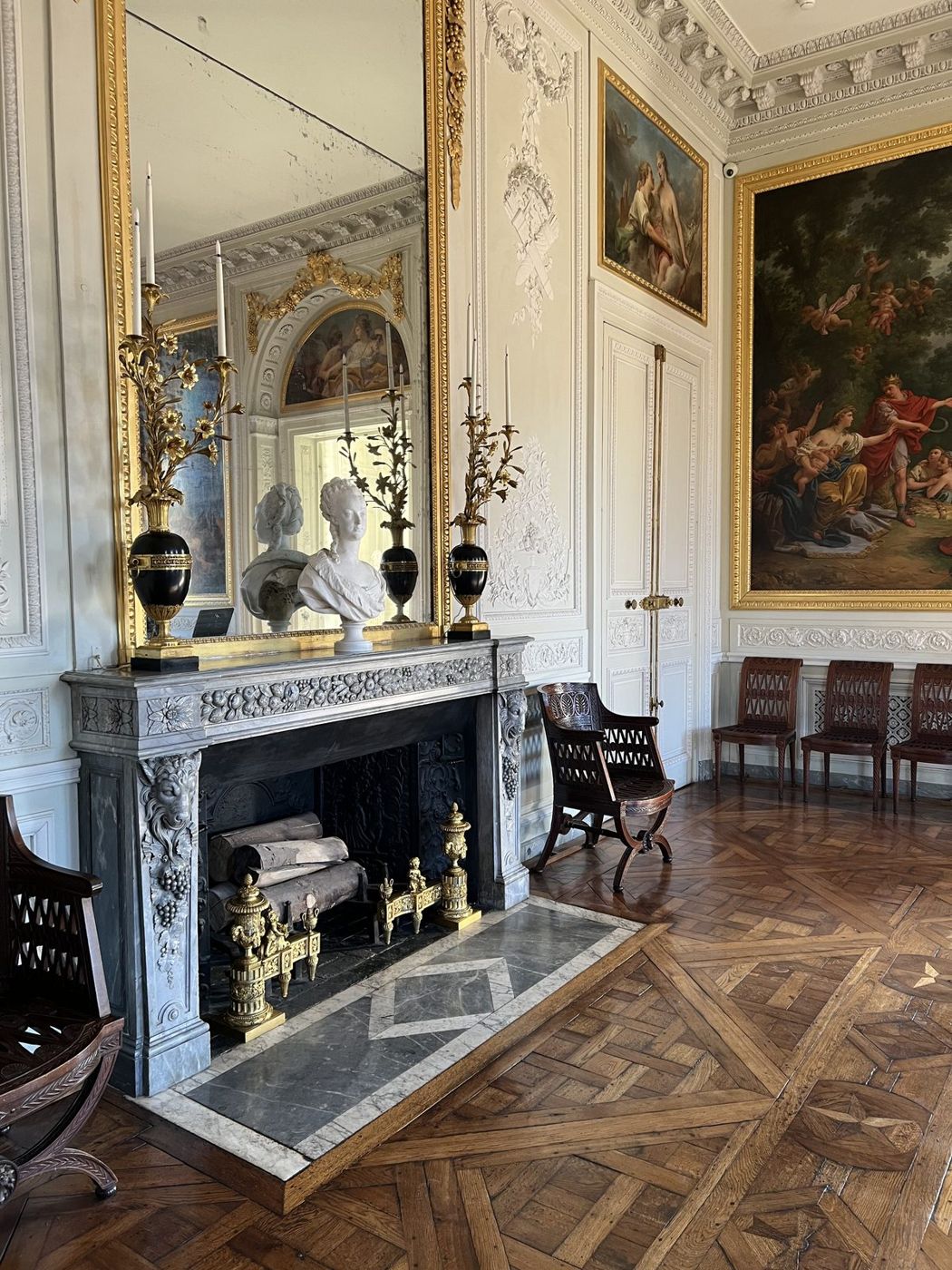 Cheminée de marbre, trumeau et parquet de Versailles
