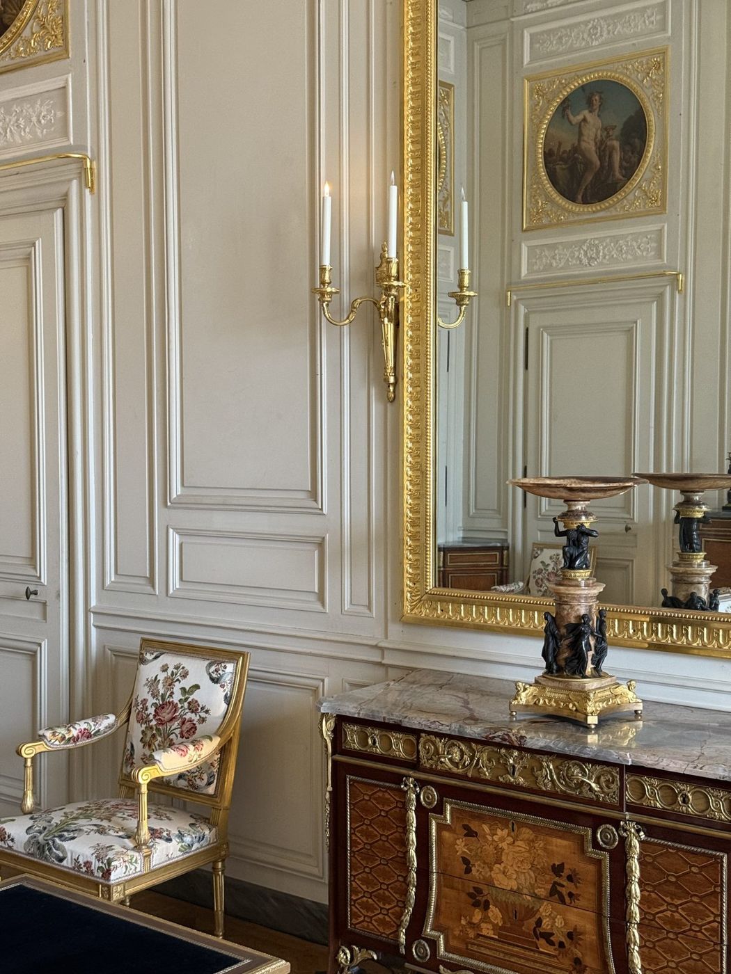 Boiseries claires, bureau plat et bras de lumière