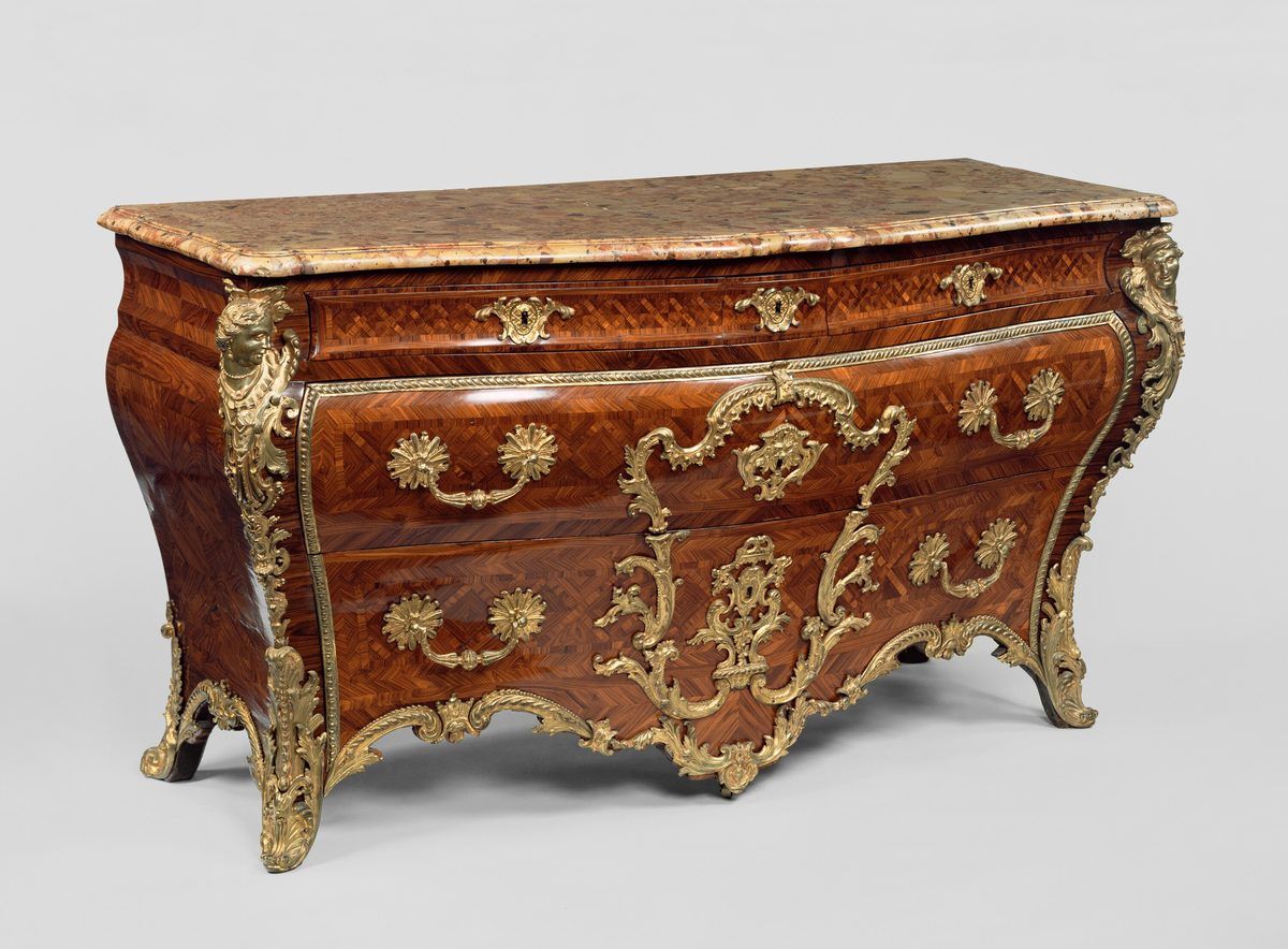 Commode galbée en marqueterie, ornée de bronzes dorés